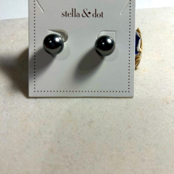 Grey Pearl and silver earrings- Stella & Dot - Picture 4 of 5